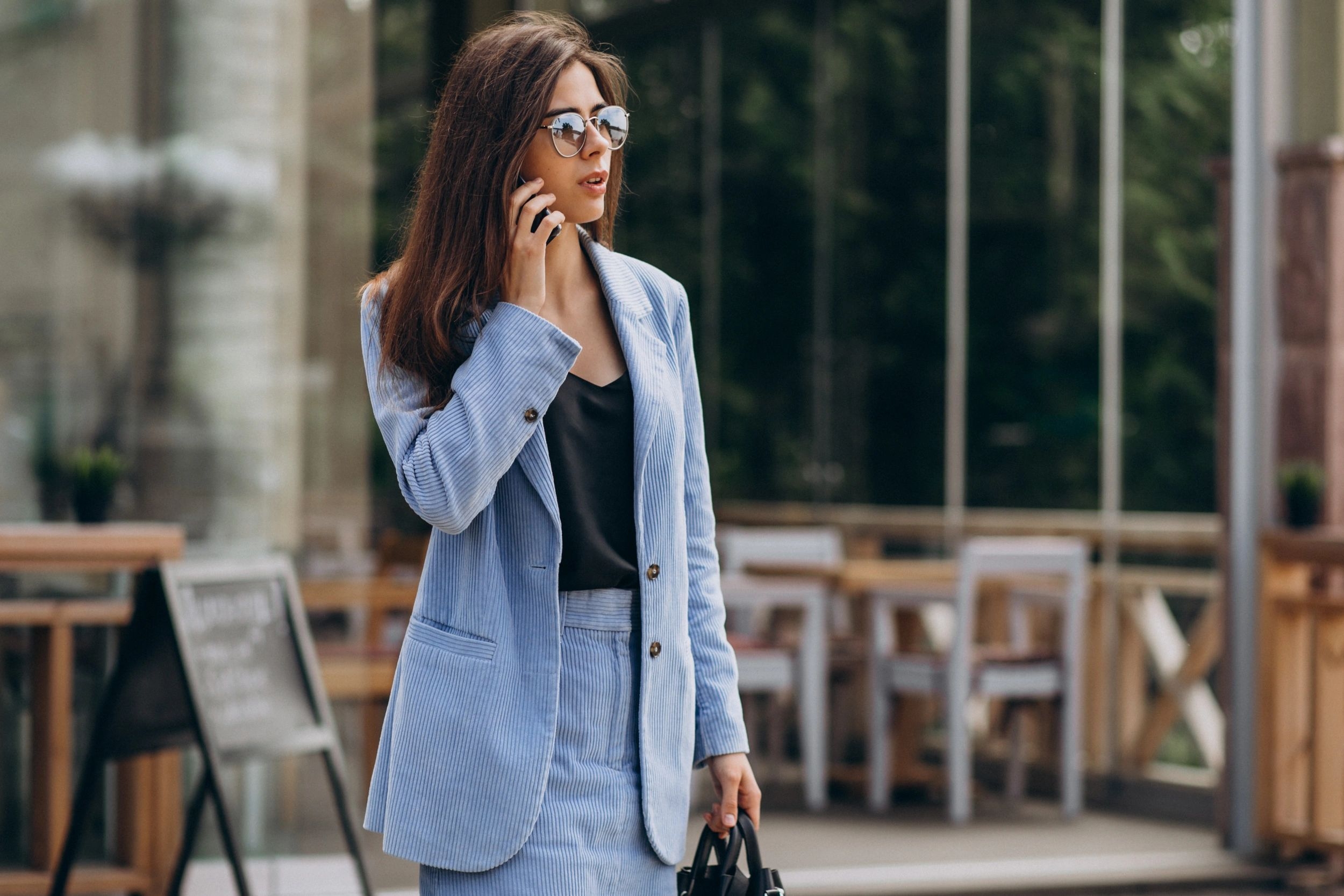 Femme au téléphone grâce à Corse Telecom