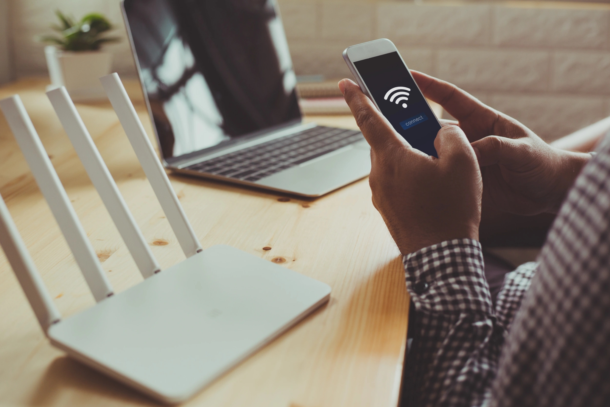 Technicien installant un équipement de télécommunication en entreprise en Corse